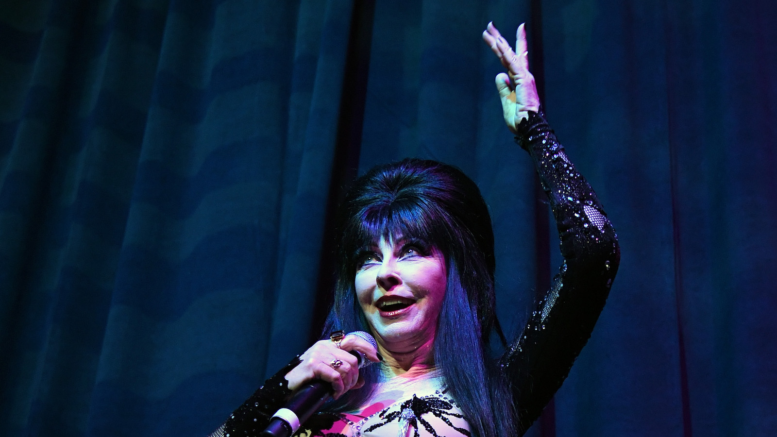Elvira tổ chức một buổi trình diễn ấn tượng