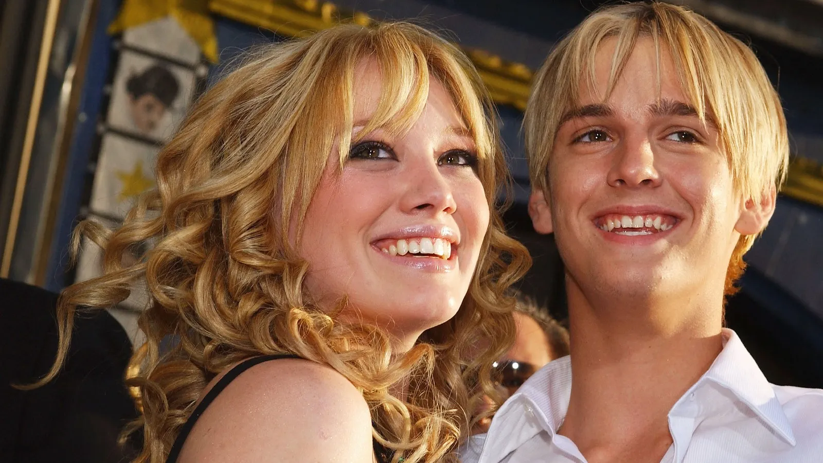 Hilary Duff và Aaron Carter đọ dáng tại một sự kiện thảm đỏ.