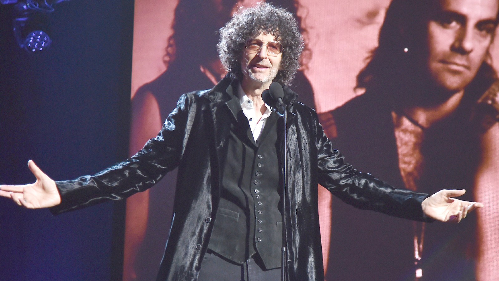 Howard Stern giới thiệu Bon Jovi trên sân khấu trong Lễ giới thiệu Rock & Roll thường niên lần thứ 33 tại Public Auditorium vào ngày 14 tháng 4 năm 2018 ở Cleveland, Ohio.