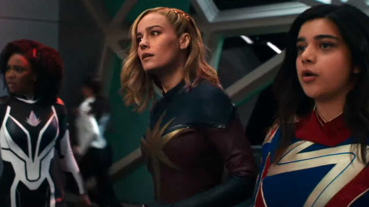 Monica Rambeau (Teyonah Parris), Capitão Marvel (Brie Larson) e Sra. Marvell (Iman Vellani) ficam lado a lado enquanto parecem confusos em 'The Marvels'