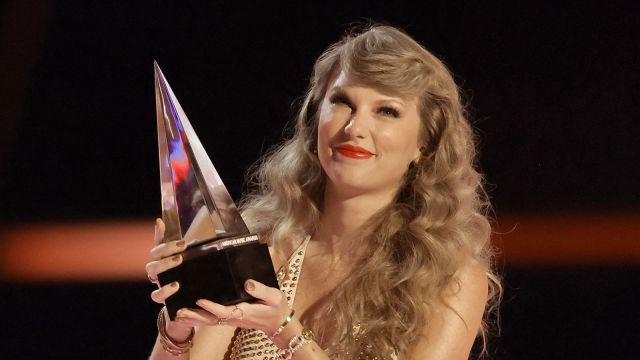 The Kanye Subreddit Unilaterally Declares It Is Now Devoted to Taylor Swift - Vimarsana News