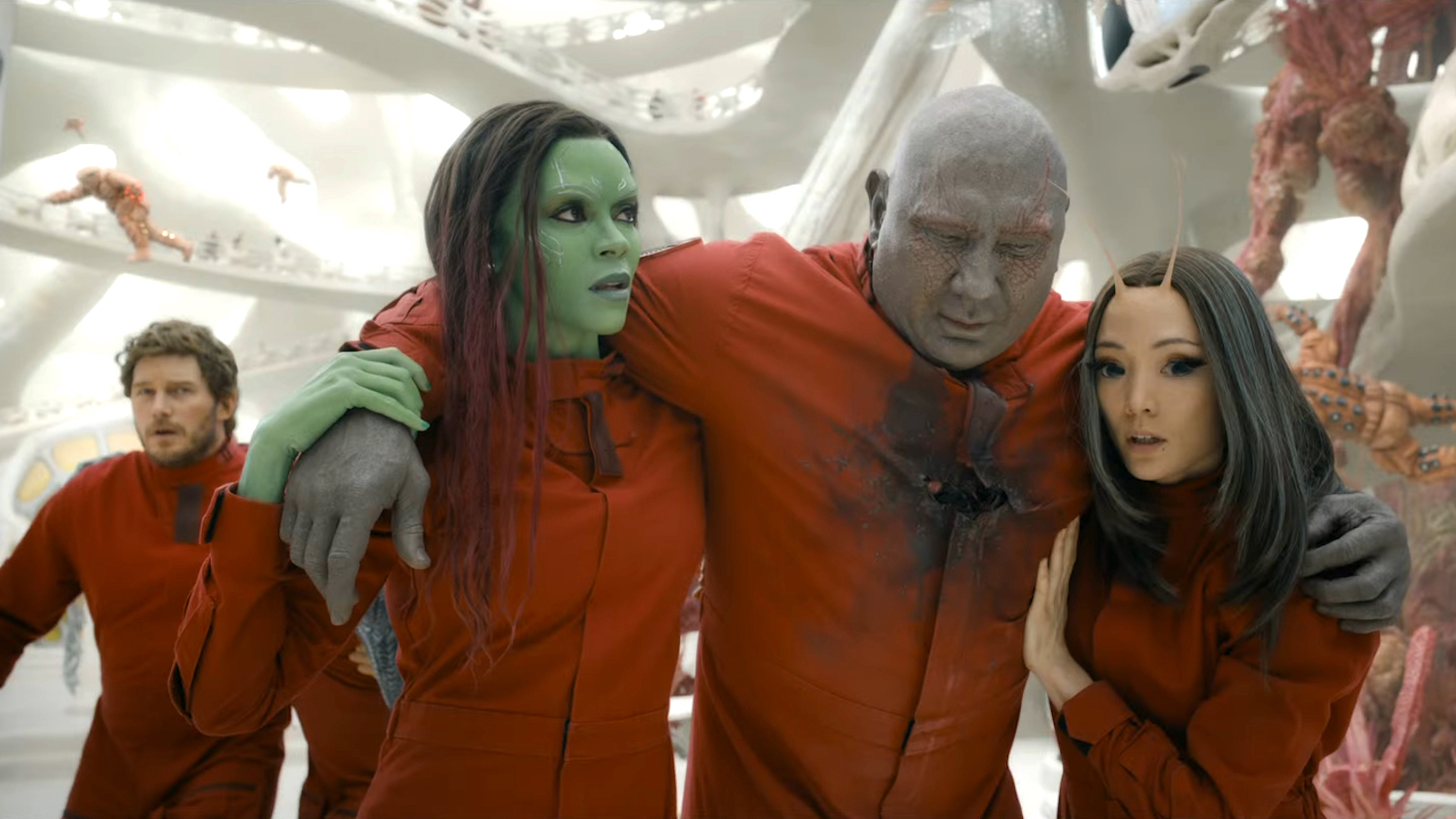 Gamora e Mantis segurando Drax em Guardiões da Galáxia Vol.  3