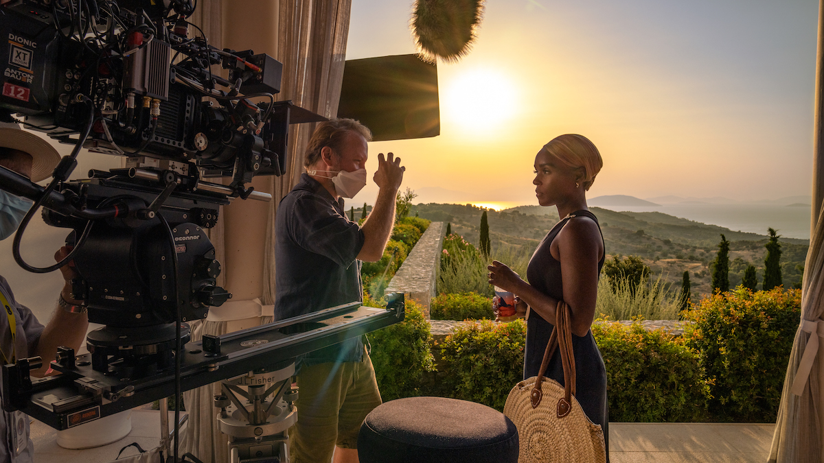 Imagen detrás de escena de Janelle Monáe hablando con el director de 'Glass Onion: A Knives Out Mystery'