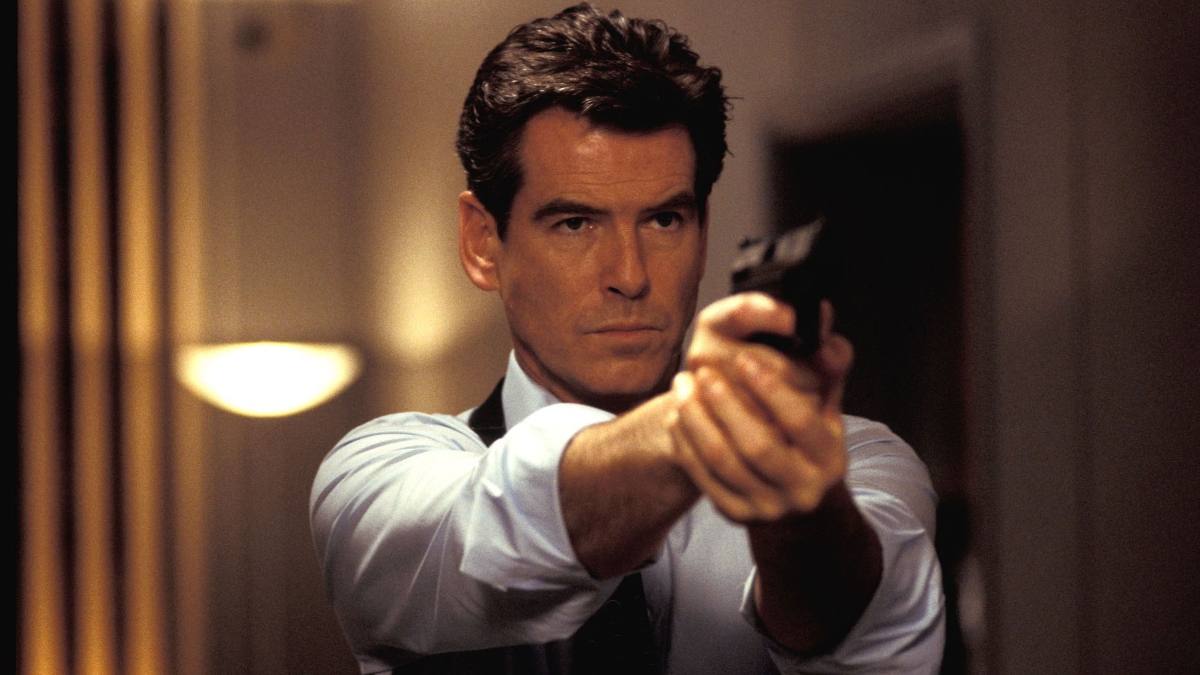 Pierce Brosnan nei panni di James Bond con in mano una pistola