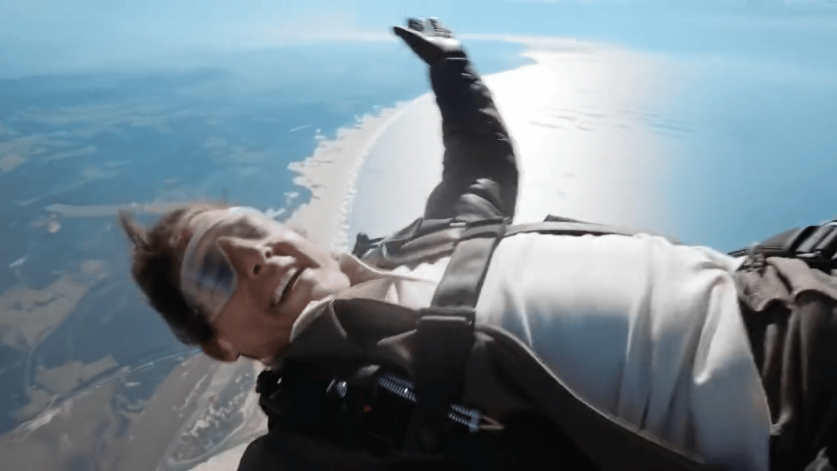 Tom Cruise thanks 'Top Gun: Maverick' fans while skydiving