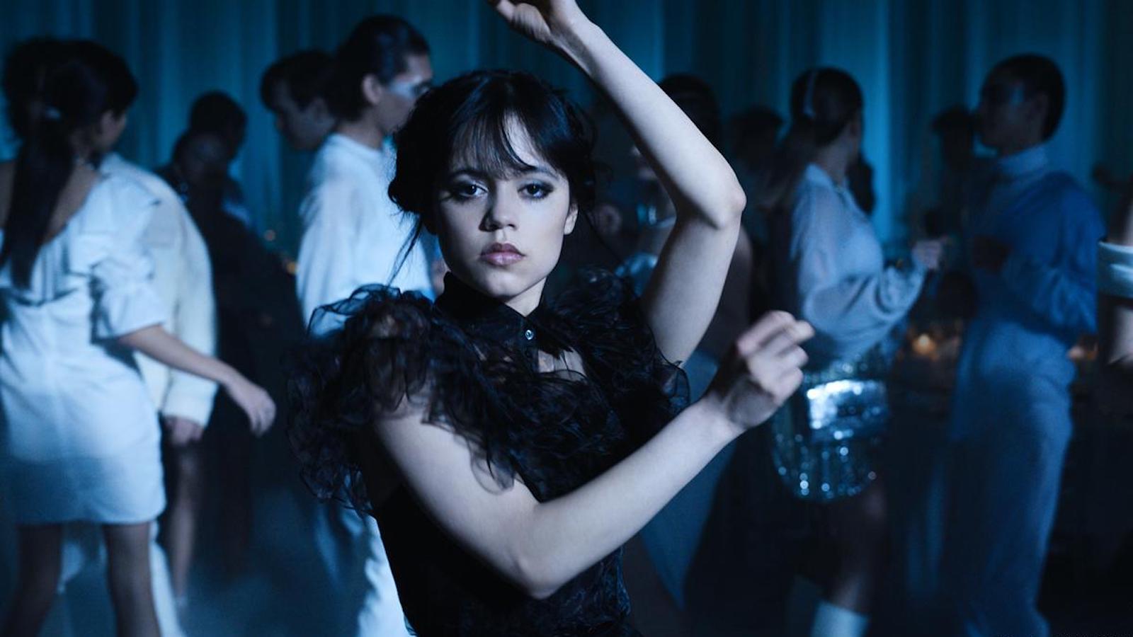 DiscussingFilm on X: Jenna Ortega never blinks when playing Wednesday  Addams in 'WEDNESDAY' after she tried one take of not blinking and Tim  Burton loved the result. Read our review:    /