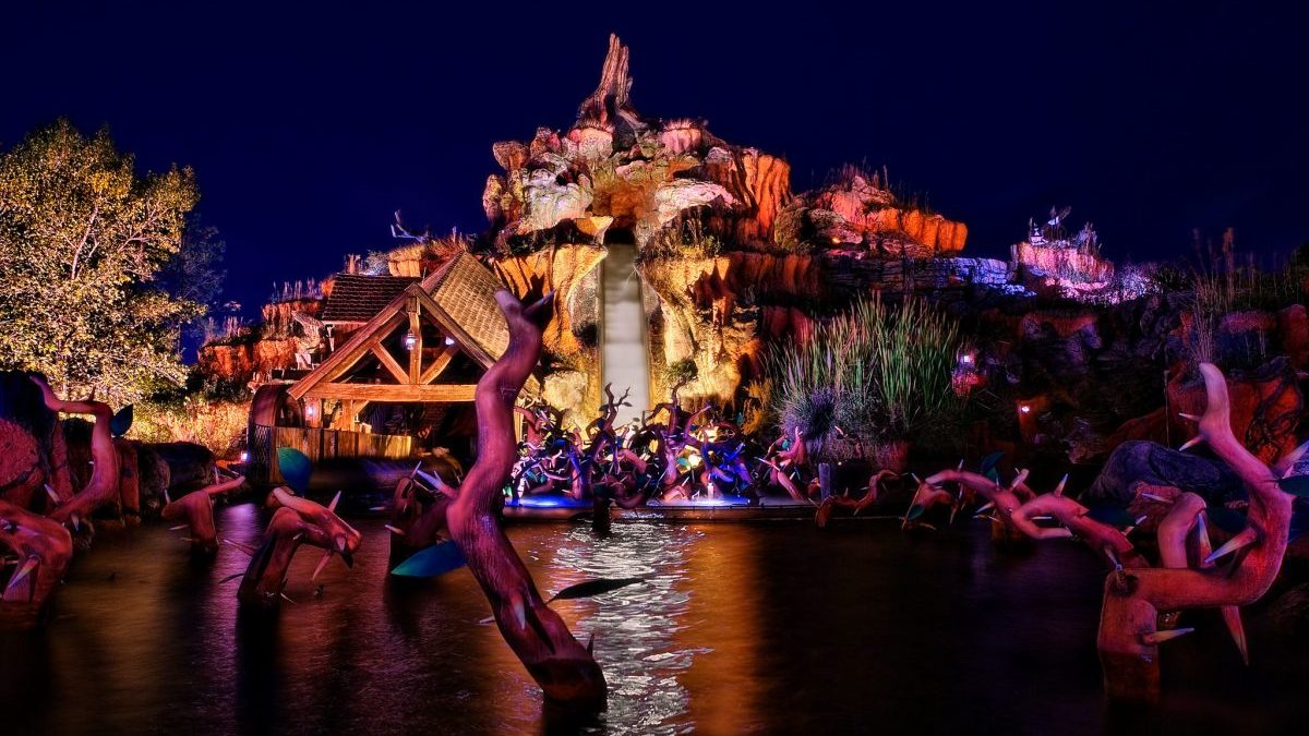 Splash mountain перевод. Splash Mountain Disneyland. Splash Mountain. Прайд Найт Диснейленд.