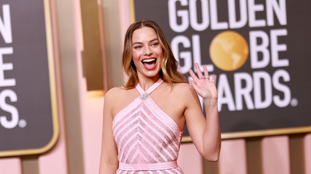 Margot Robbie is pretty in pink at the 2022 Golden Globes