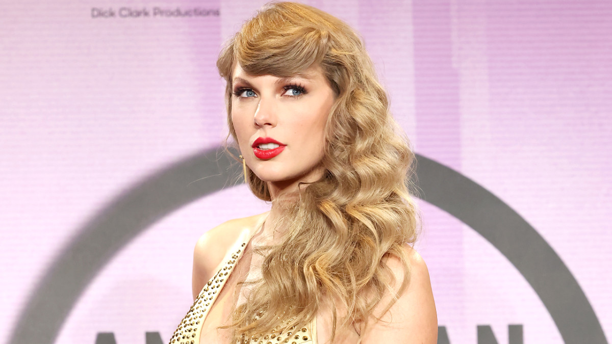 Taylor Swift, winner of the Artist of the Year award; Favorite Female Pop Artist award; Favorite Female Country Artist award; Favorite Pop Album award for ‘Red (Taylor’s Version)’; Favorite Music Video award for ‘All Too Well: The Short Film’; and Favorite Country Album award for ‘Red (Taylor’s Version),’ poses in the press room during the 2022 American Music Awards at Microsoft Theater on November 20, 2022 in Los Angeles, California.