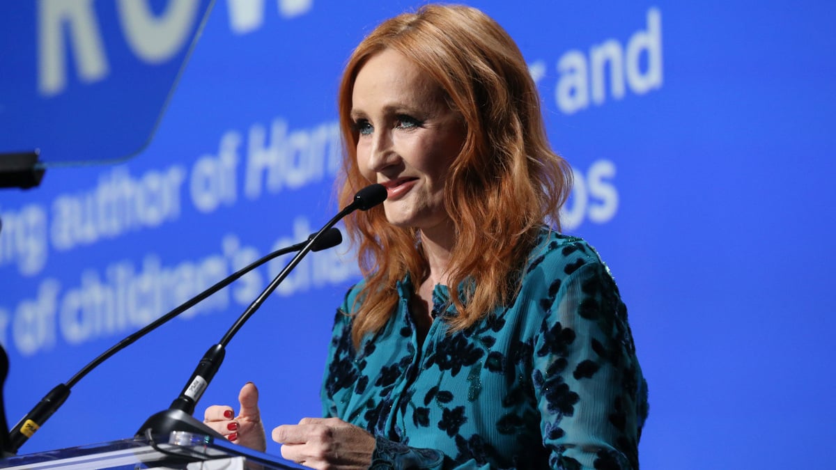 JK Rowling recebe um prêmio no palco durante o leilão e gala de Robert F. Kennedy Human Rights Hosts 2019 Ripple Of Hope
