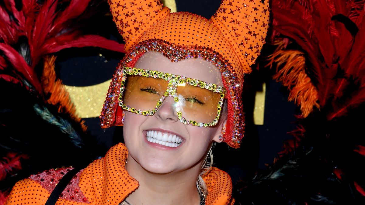 JoJo Siwa chega ao Disney+ "Elton John Live: Despedida do Dodger Stadium" Evento Yellow Brick Road no Dodger Stadium em 20 de novembro de 2022 em Los Angeles, Califórnia.  (Foto de Steve Granitz/FilmMagic)