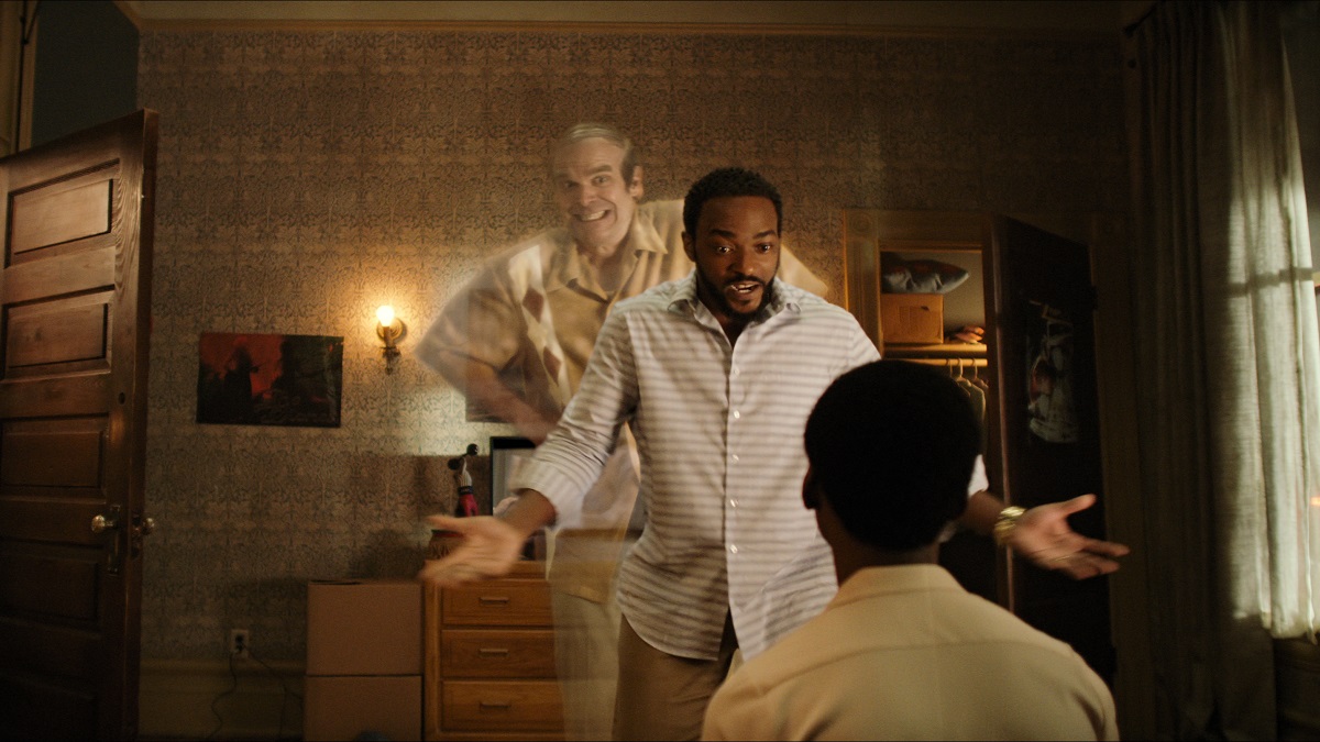 Nós temos um fantasma.  (da esquerda para a direita) David Harbour como Ernest, Anthony Mackie como Frank, Jahi Winston como Kevin em We Have A Ghost.