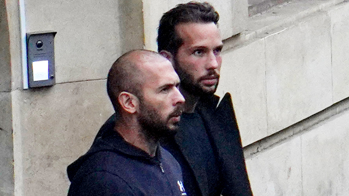 Andrew Tate (trái) và Tristan Tate rời Tòa phúc thẩm Bucharest sau phiên điều trần về kháng cáo của họ đối với quyết định bắt giữ trong 30 ngày, vào ngày 10 tháng 1 năm 2023 tại Bucharest, Romania.