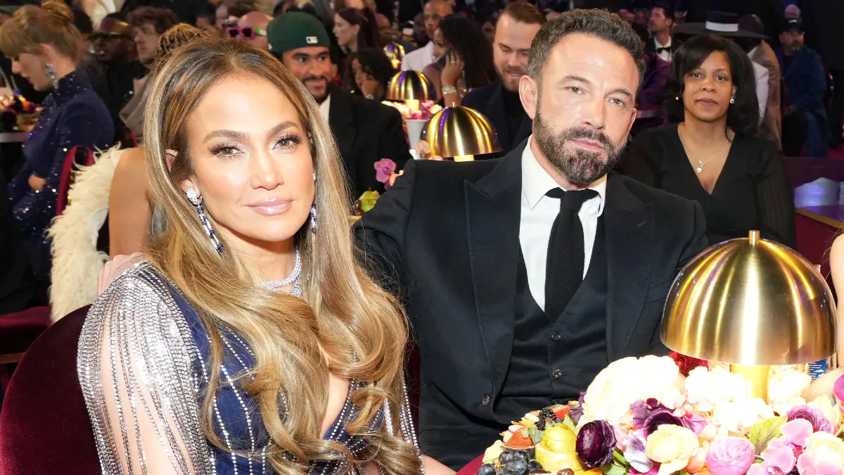 Jennifer Lopez e Ben Affleck participam do 65º GRAMMY Awards na Crypto.com Arena em 05 de fevereiro de 2023 em Los Angeles, Califórnia.