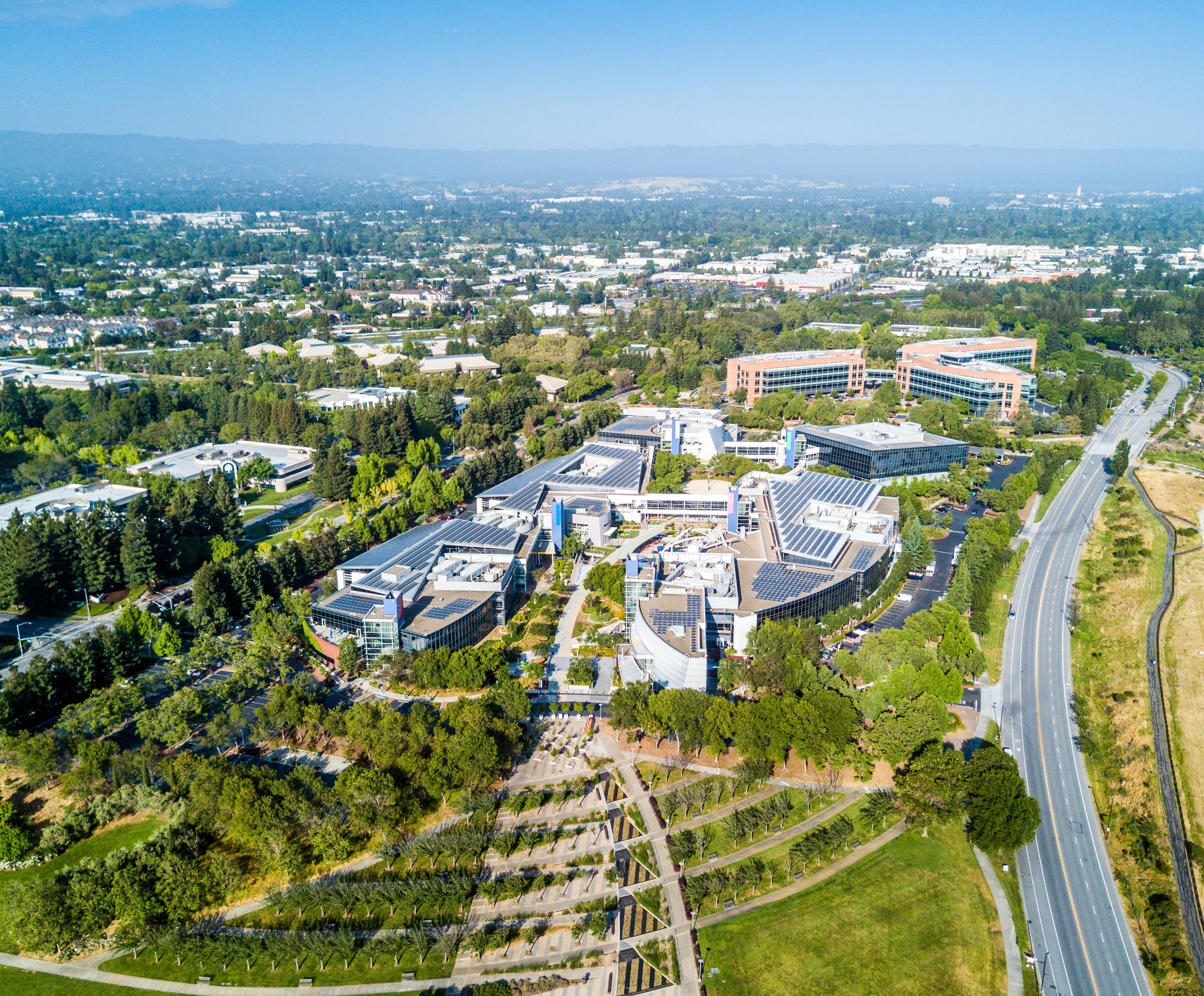 マウンテン ビュー、カリフォルニア州/米国 2017 年 5 月 7 日: Googleplex - 上から見た Google 本社のオフィスビル