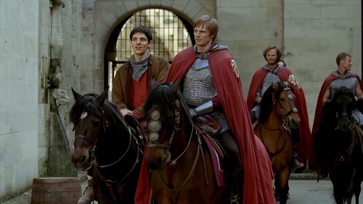 Merlin y Arthur cabalgan juntos en Merlin/ BBC