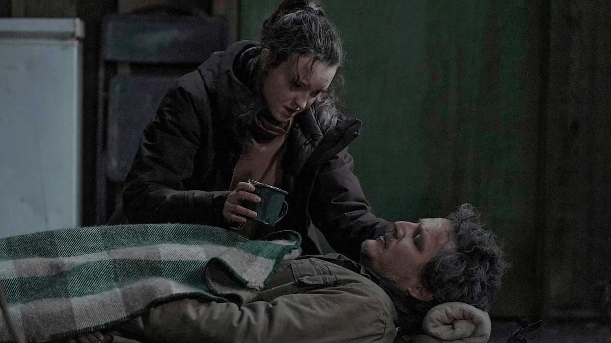 Ellie (Bella Ramsey) alimentando um ferido Joel (Pedro Pascal) em 'The Last of Us'