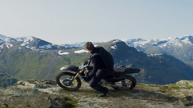 Mission Impossible 7 Star Shares How Tom Cruise Fearlessly Jumped His Motorcycle Off Cliff - Vimarsana News
