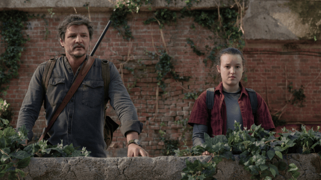 Joel (Pedro Pascal) and Ellie (Bella Ramsey) looking over a balcony