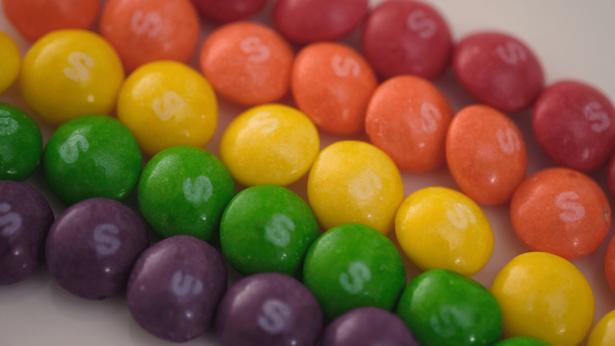 KATWIJK, HOLANDA - 19 DE MAIO: Skittles, um doce com sabor de frutas, produzido pela Wrigley Company, uma divisão da Mars, Inc., é retratado nesta foto ilustrativa em 19 de maio de 2020 em Katwijk, Holanda.