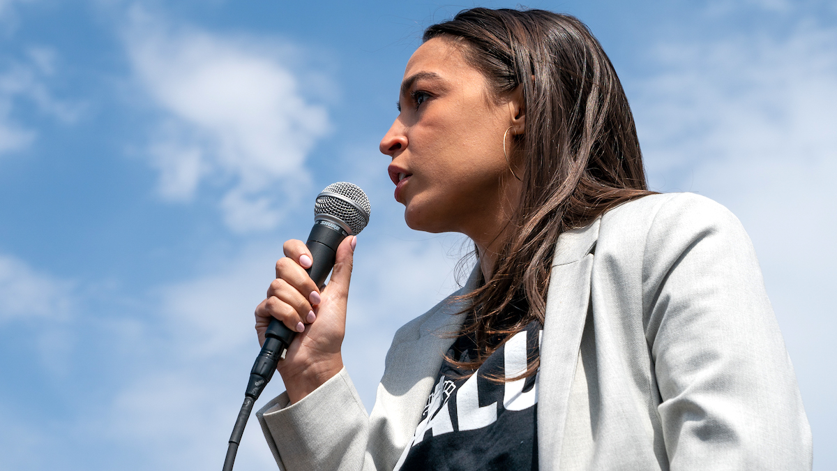 Representante Alexandria Ocasio-Cortez falando em um microfone