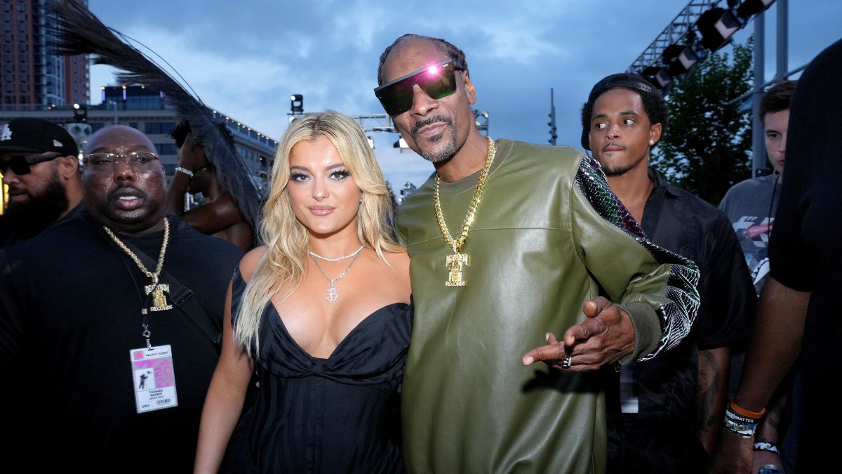 NEWARK, NEW JERSEY - AUGUST 28: (L-R) Bebe Rexha and Snoop Dogg attend the 2022 MTV VMAs at Prudential Center on August 28, 2022 in Newark, New Jersey.