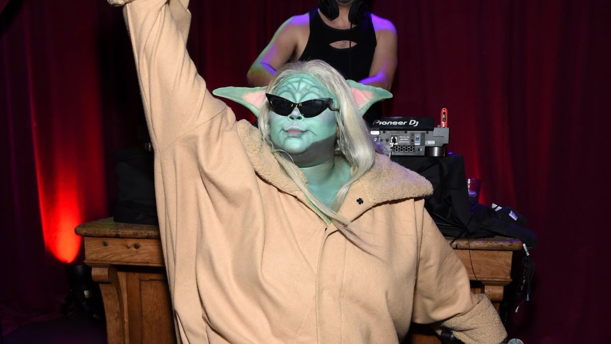 Lizzo se apresenta no palco durante a Ghost Town Halloween Party com Parcast's "Obcecado" apresenta Benito Skinner e Mary Beth Barone, apresentado pelo Spotify em 29 de outubro de 2021 em West Hollywood, Califórnia.  (Foto de Michael Kovac/Getty Images para Spotify)