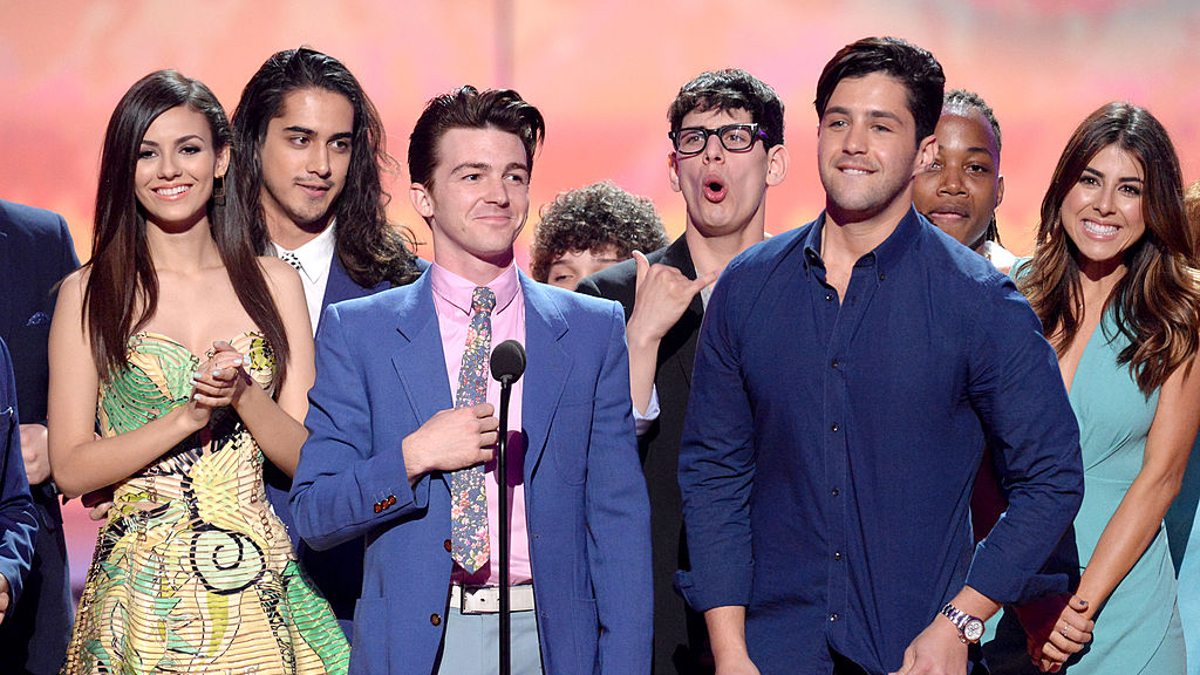 The cast of Victorious receives an award from Drake Bell
