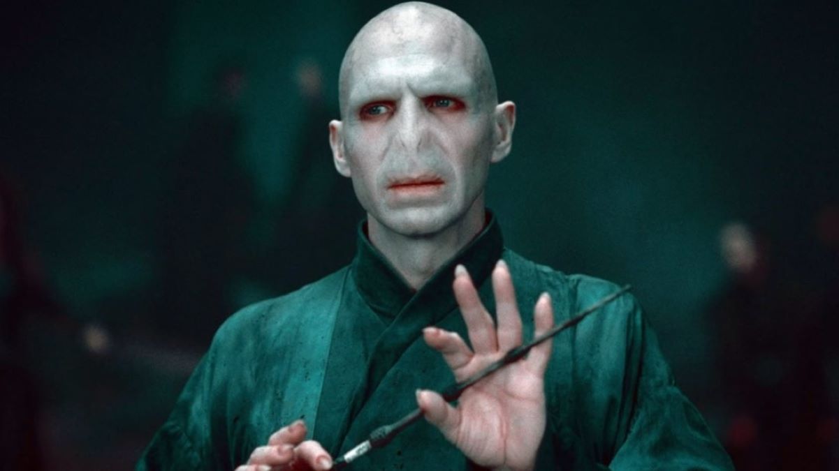 Voldemort com o Elder Want em Harry Potter e as Relíquias da Morte