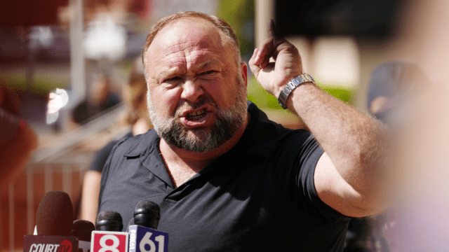 'I Call For Him To Be Arrested Now': Alex Jones Shares Demands After YouTuber Chris James Successfully Impersonated Tucker Carlson to Prank Call Him - Vimarsana News