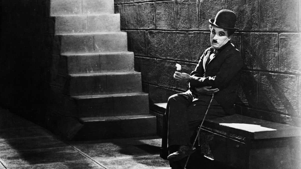 1931年：映画「シティ・ライツ」の一場面で、階段の下に寂しげに座る喜劇俳優チャーリー・チャップリン（1889～1977）。 