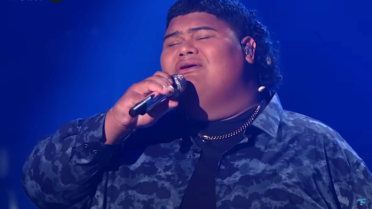 Iam Tongi singing in 'American Idol'