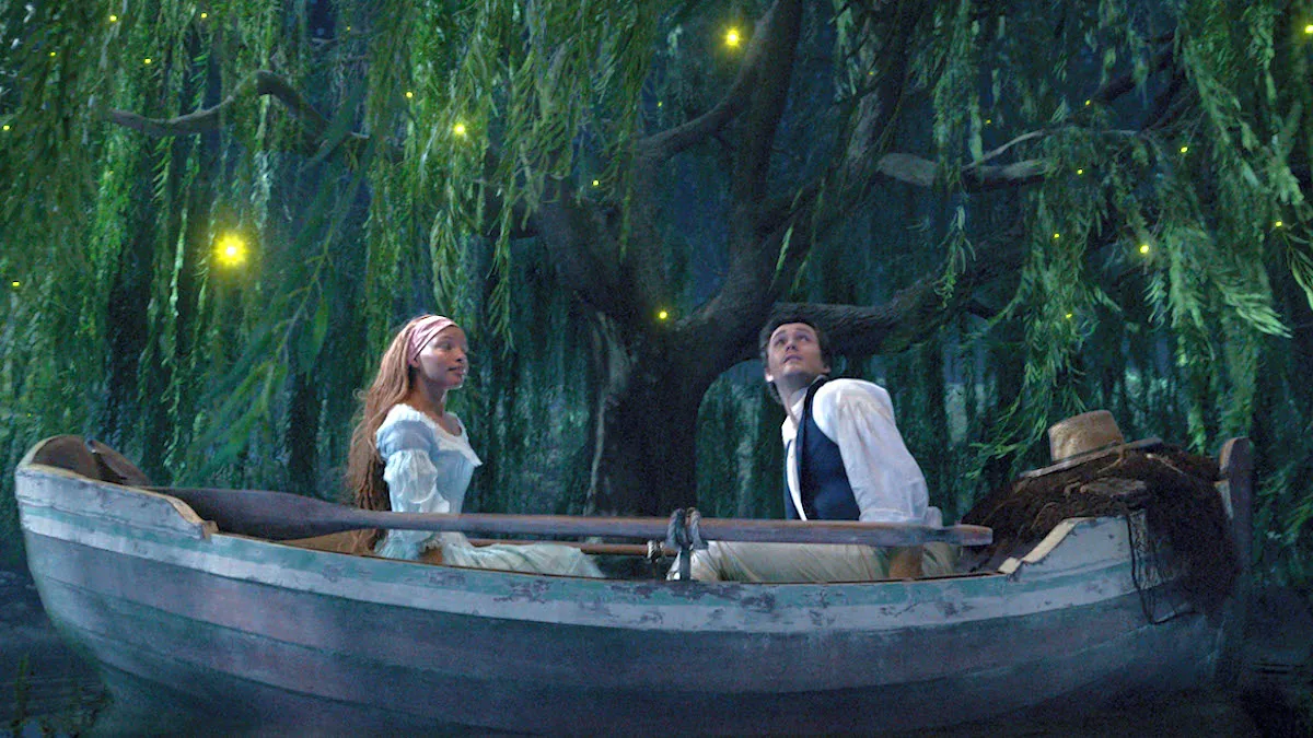 Jonah Hauer-King e Halle Bailey como Príncipe Eric e Ariel em A Pequena Sereia
