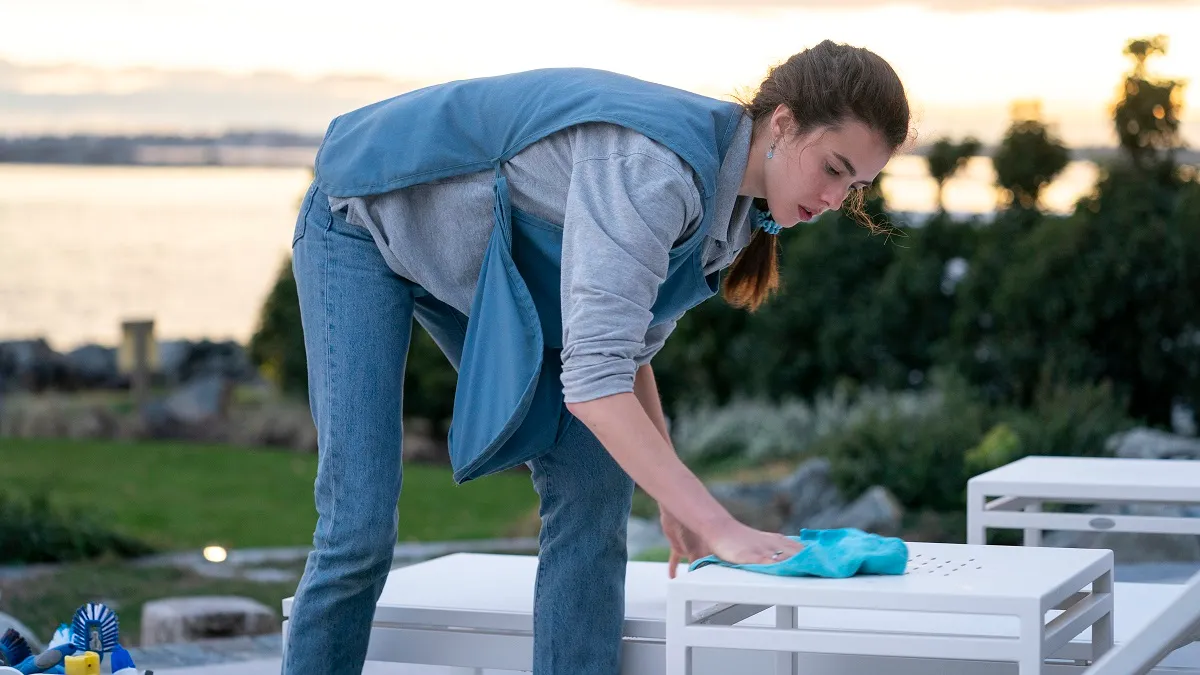 MAID (da esquerda para a direita) MARGARET QUALLEY como ALEX no episódio 101 de MAID