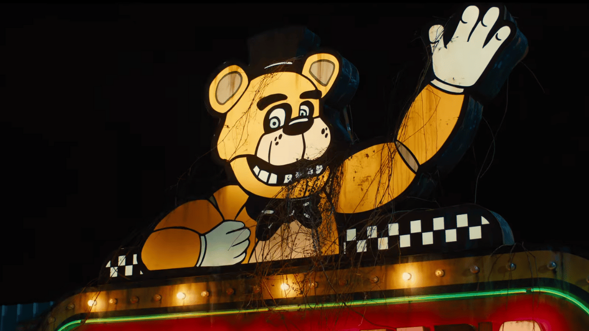 Um letreiro de néon com Freddy no topo da pizzaria no teaser trailer de 'Five Nights at Freddy's'
