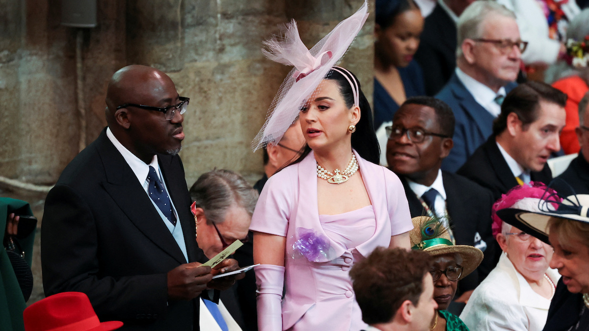 Une photo de la chanteuse pop Katy Perry assistant au couronnement du roi Charles III.