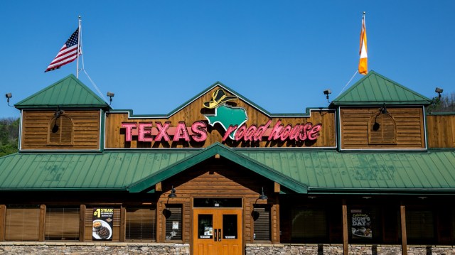 Texas Roadhouse Family Pack Money-Saving Hack Extolled in Viral TikTok - Vimarsana News
