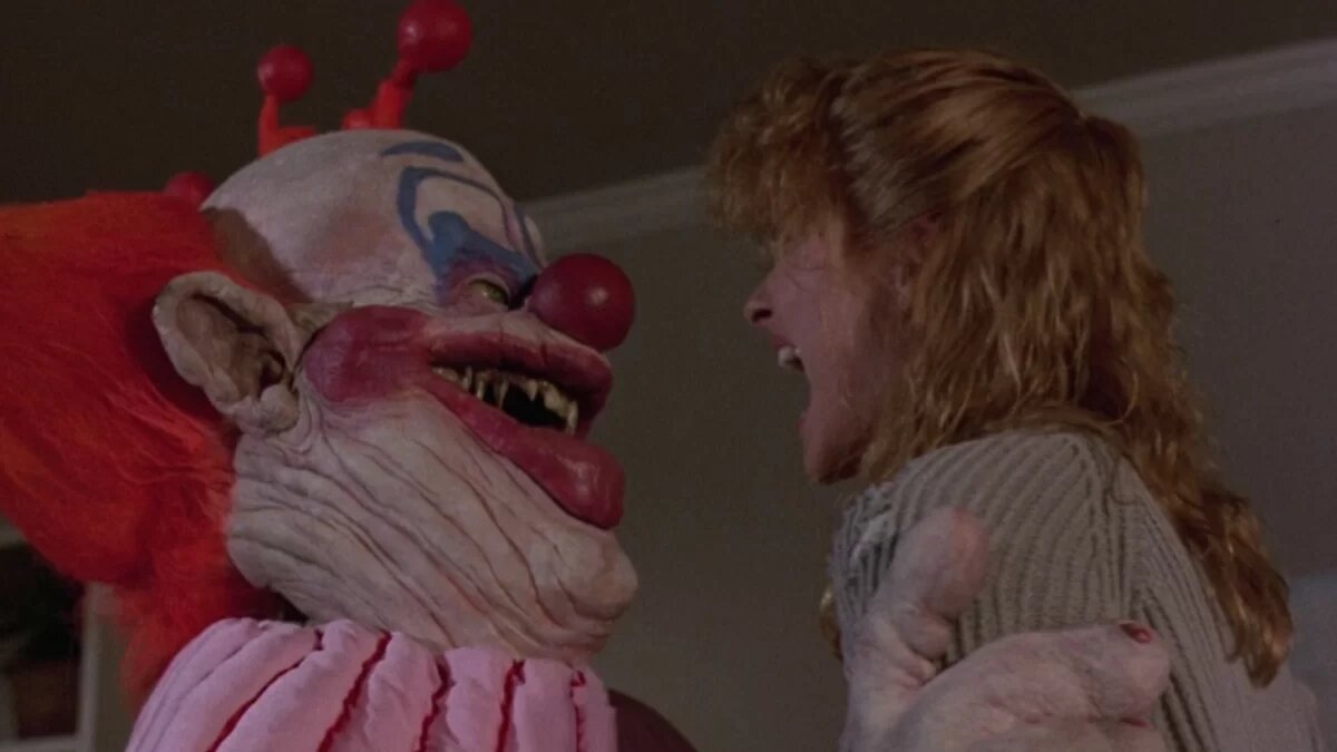 Killer Klown terrorizes woman.