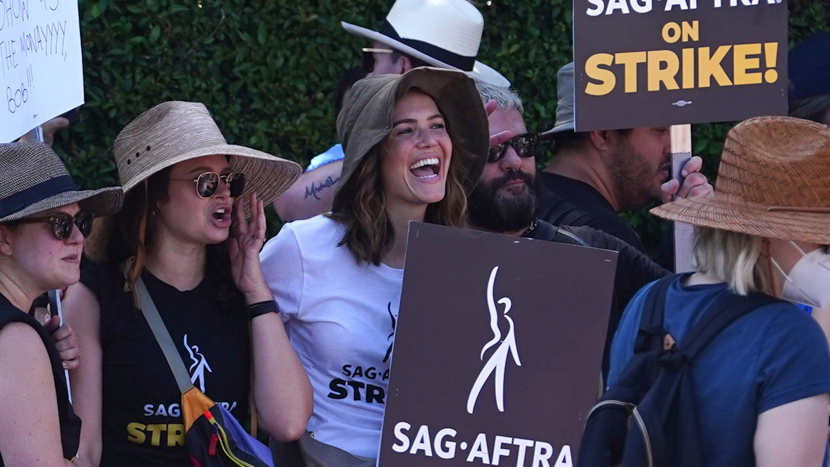 ‘There’s a million things happening at once’: ‘This Is Us’ star Mandy Moore finds a special joy during SAG-AFTRA strike