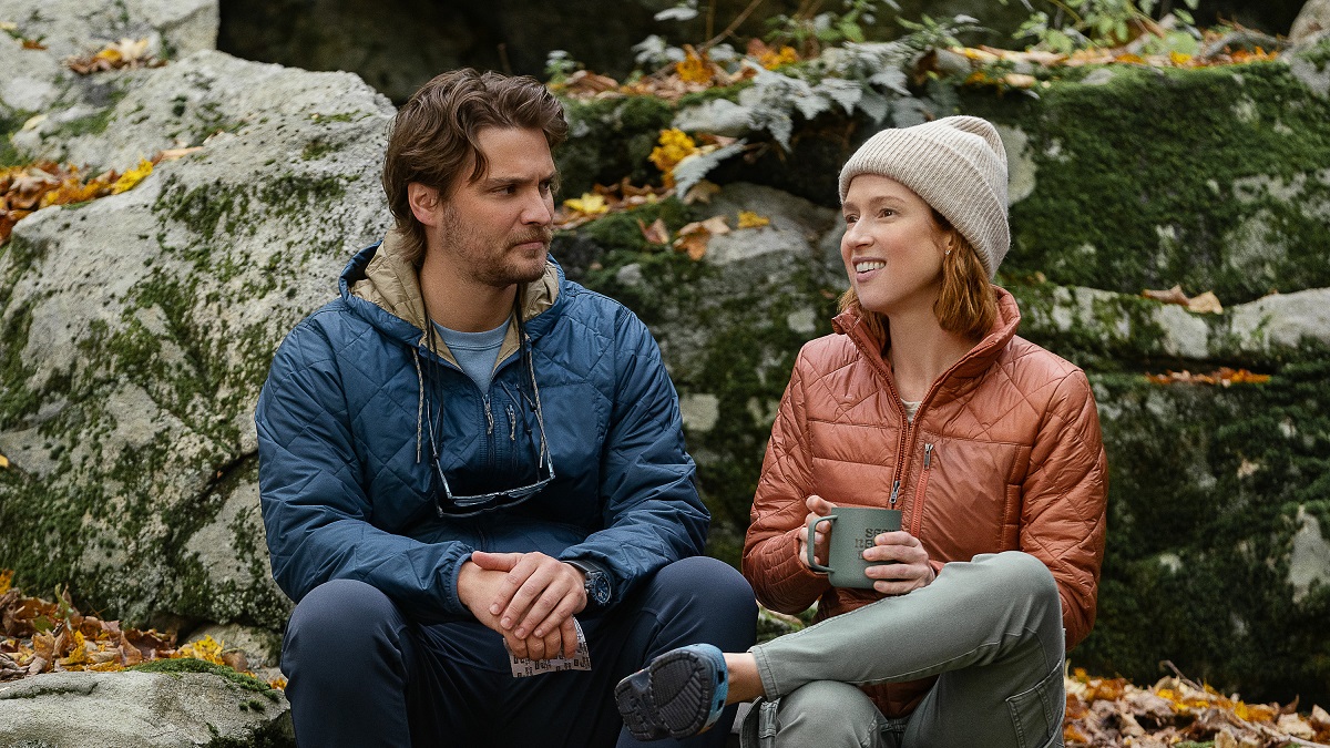 HAPPINESS FOR BEGINNERS (2023) (L to R) Luke Grimes as Jake and Ellie Kemper as Helen