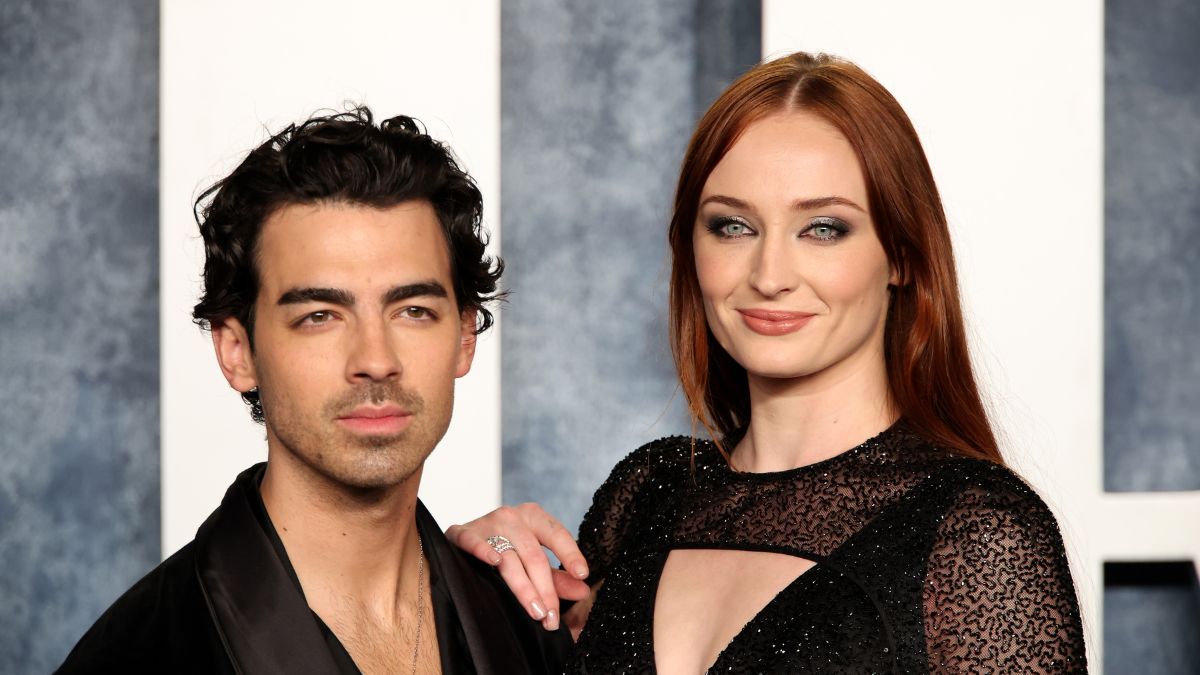 BEVERLY HILLS, CALIFORNIA - MARCH 12: Joe Jonas and Sophie Turner attend the 2023 Vanity Fair Oscar Party hosted by Radhika Jones at Wallis Annenberg Center for the Performing Arts on March 12, 2023 in Beverly Hills, California. (Photo by Daniele Venturelli/Getty Images)