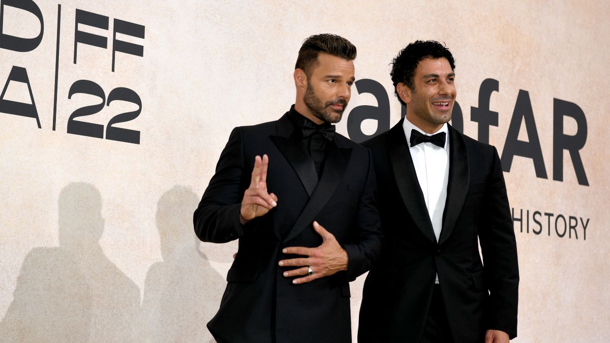 CAP D'ANTIBES, FRANÇA - 26 DE MAIO: Ricky Martin e Jwan Yosef participam do amfAR Gala Cannes 2022 no Hotel du Cap-Eden-Roc em 26 de maio de 2022 em Cap d'Antibes, França.