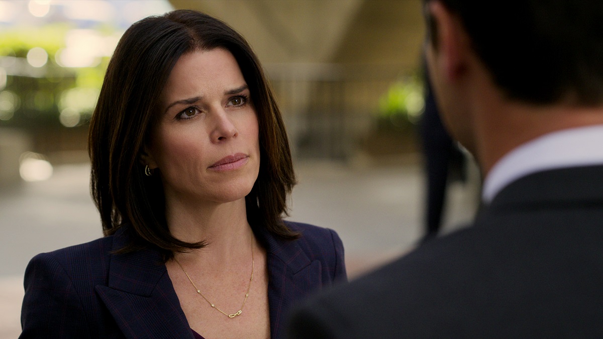 The Lincoln Lawyer. (L to R) Neve Campbell as Maggie McPherson, Manuel Garcia-Rulfo as Mickey Haller in episode 202 of The Lincoln Lawyer.