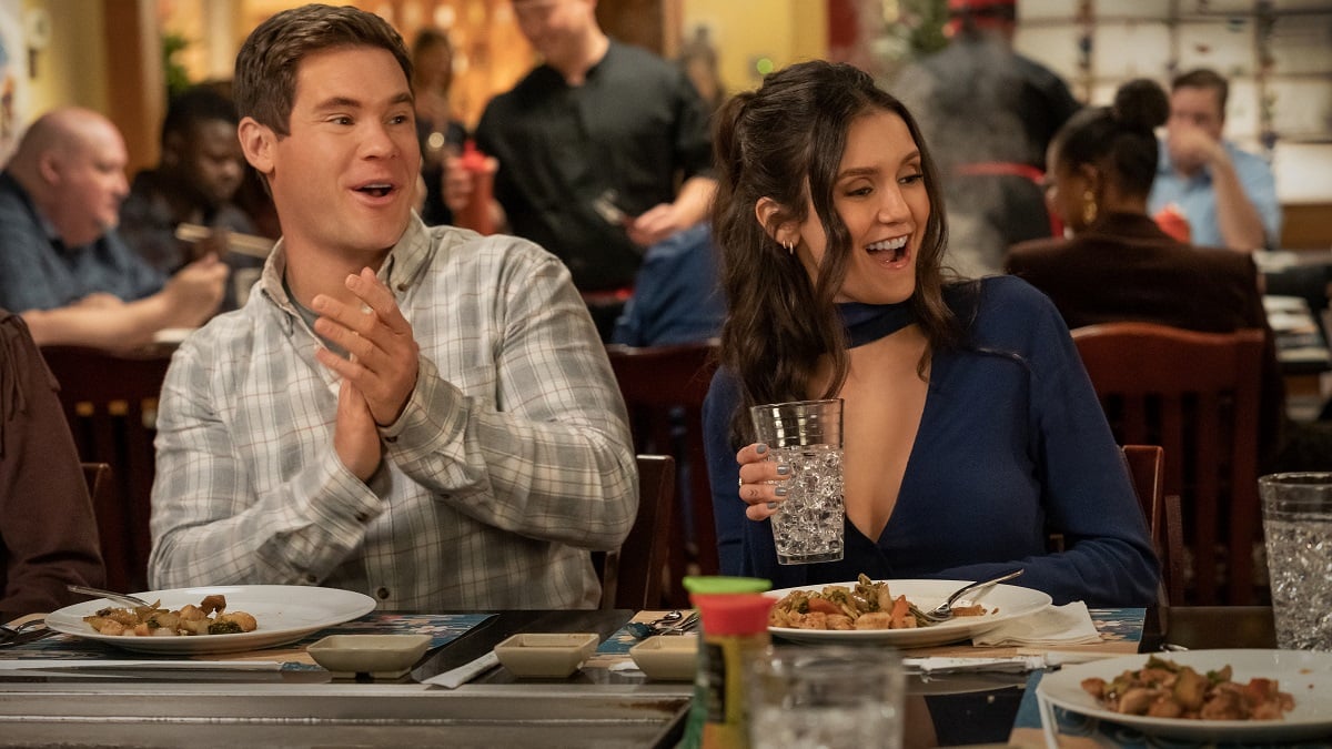 Os fora-da-lei.  Adam Devine como Owen Browning, Nina Dobrev como Parker McDermott em The Out-Laws.