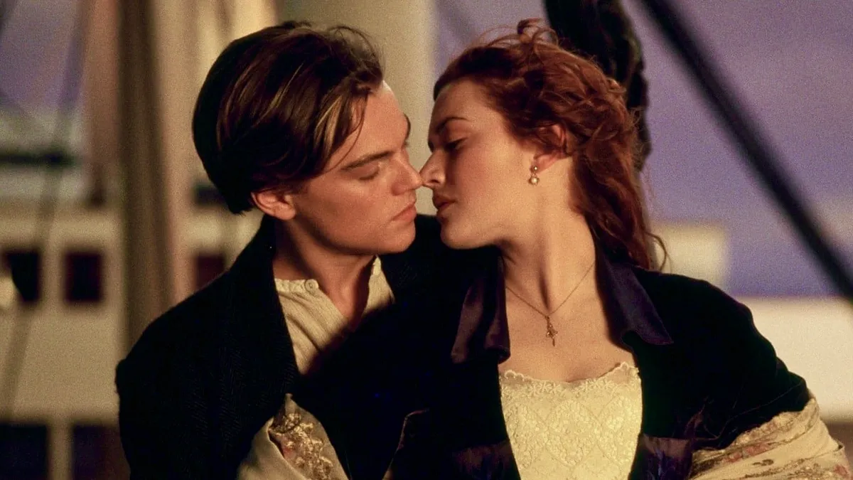 An image of Jack and Rose in an embrace in the movie ’Titanic’