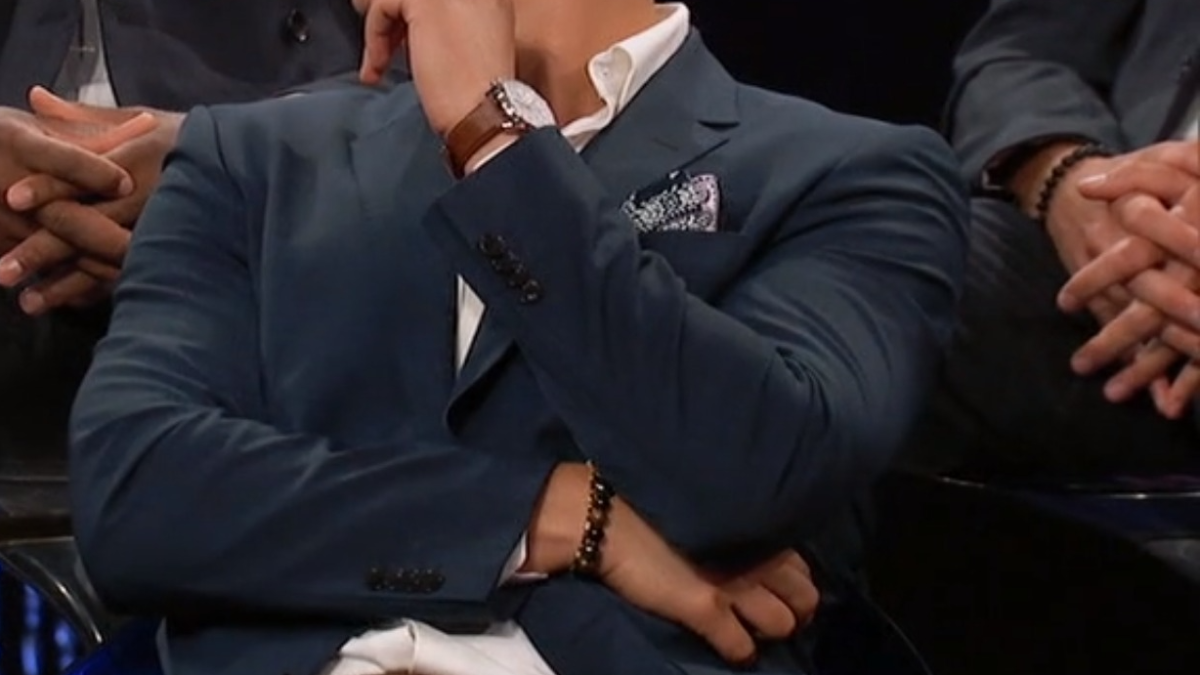 Close-up dos pulsos dos concorrentes Bachelorette com pulseiras de contas sobre eles