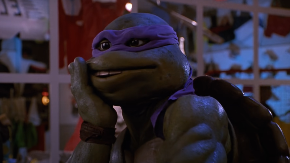 Donatello de "Segredo do Ooze" posando com o rosto na palma da mão