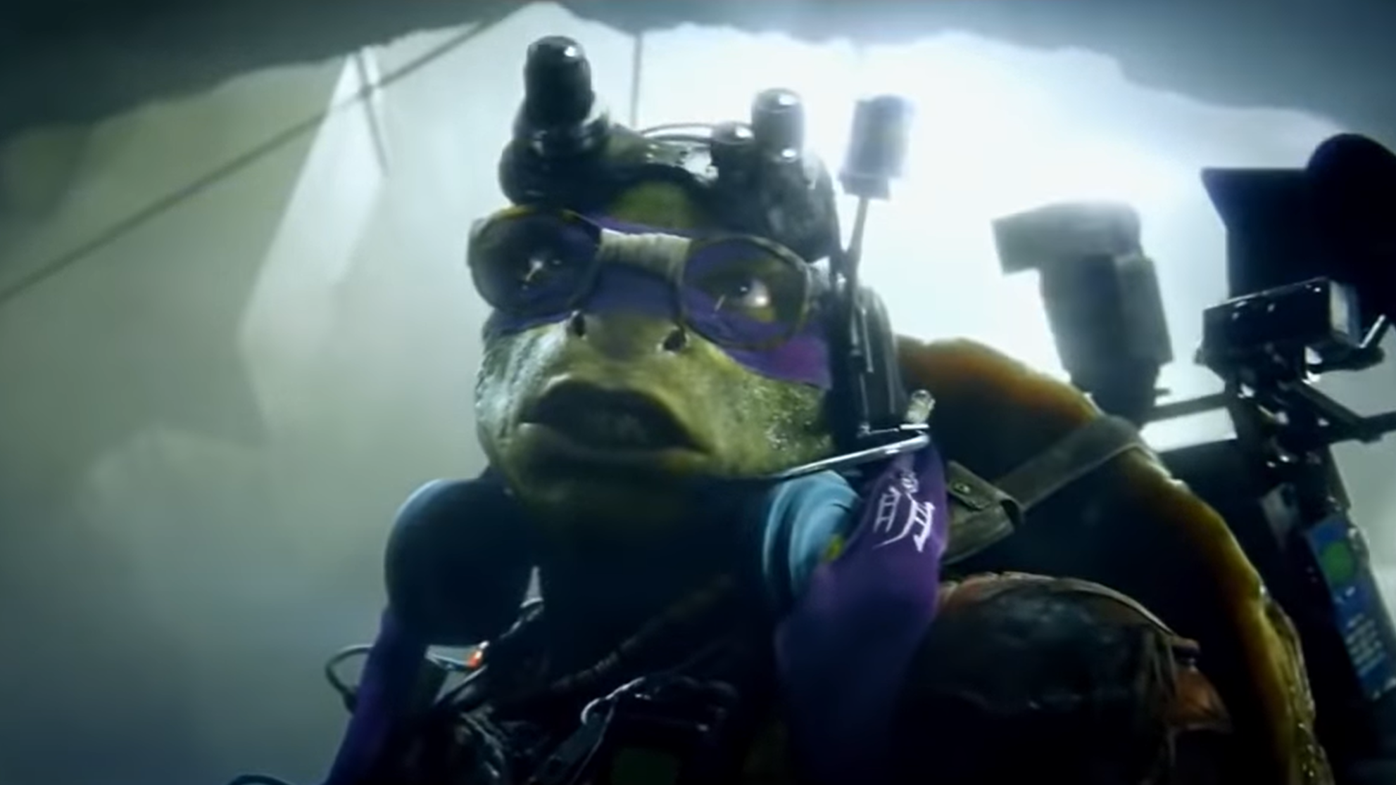 Donatello vestido com equipamento de tecnologia em "Tartarugas Ninja Mutantes" 2014.