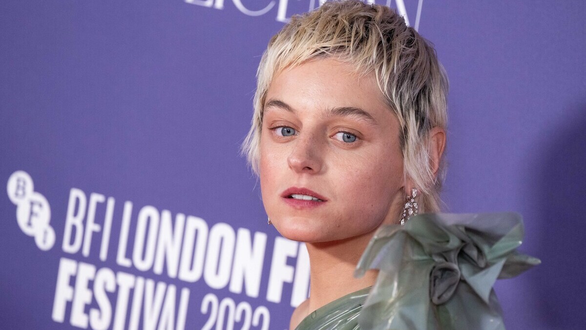 Emma Corrin participa da estreia europeia de “My Policeman” durante o 66º BFI London Film Festival no Royal Festival Hall em 15 de outubro de 2022