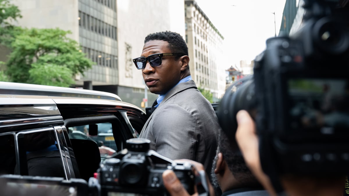 Jonathan Majors, looks backs at media while leaving Manhattan Criminal court after his pre trial hearing on August 03, 2023 in New York City.